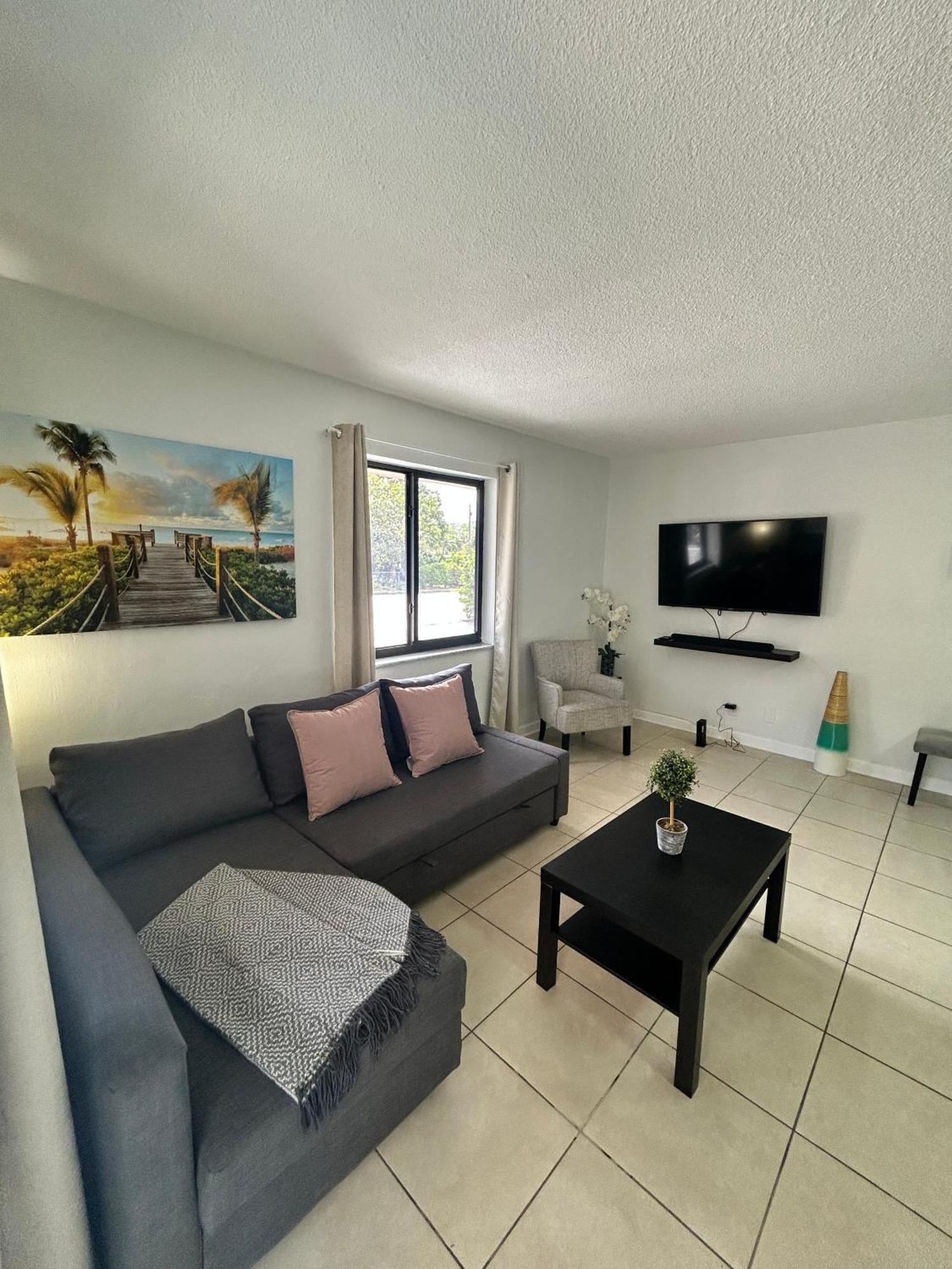 Apartment In Hollywood Close To Shops & Beach 110 Exteriör bild